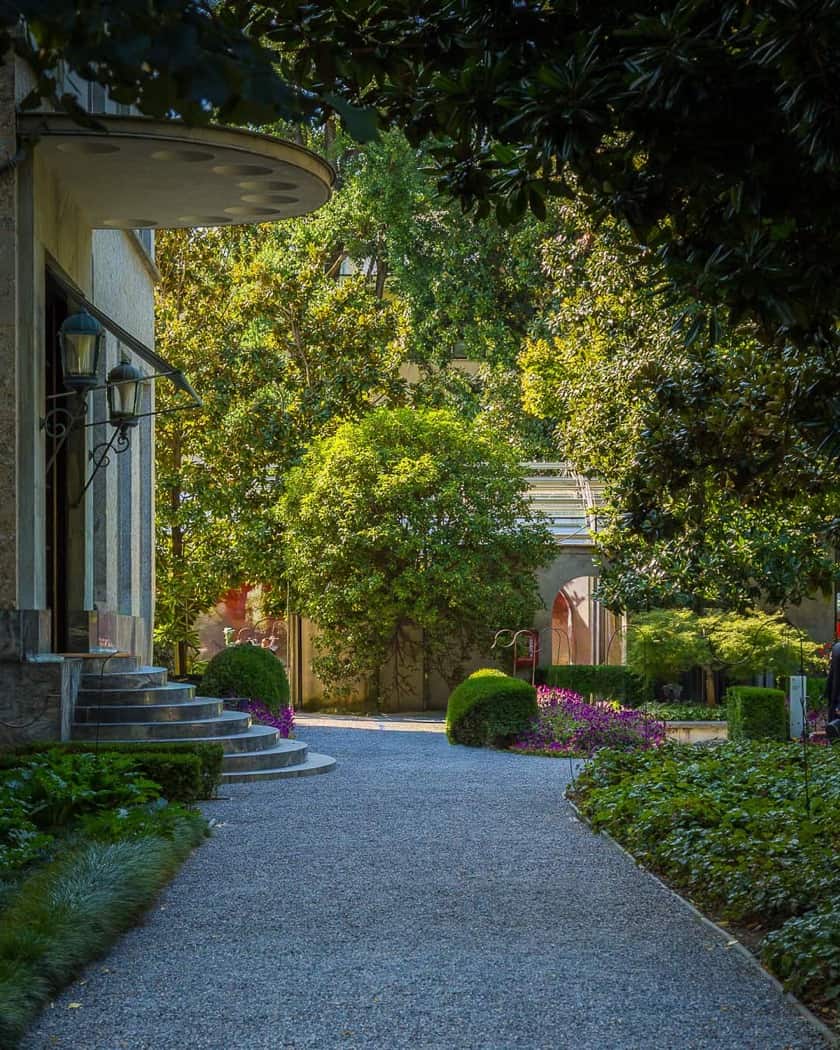 Ingresso monumentale di Villa Necchi a Milano con linee pulite ed essenziali