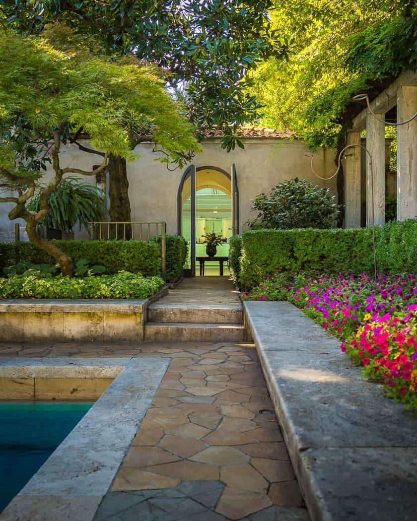 Interno raffinato di Villa Necchi con boiserie, lampadari e dettagli d’epoca