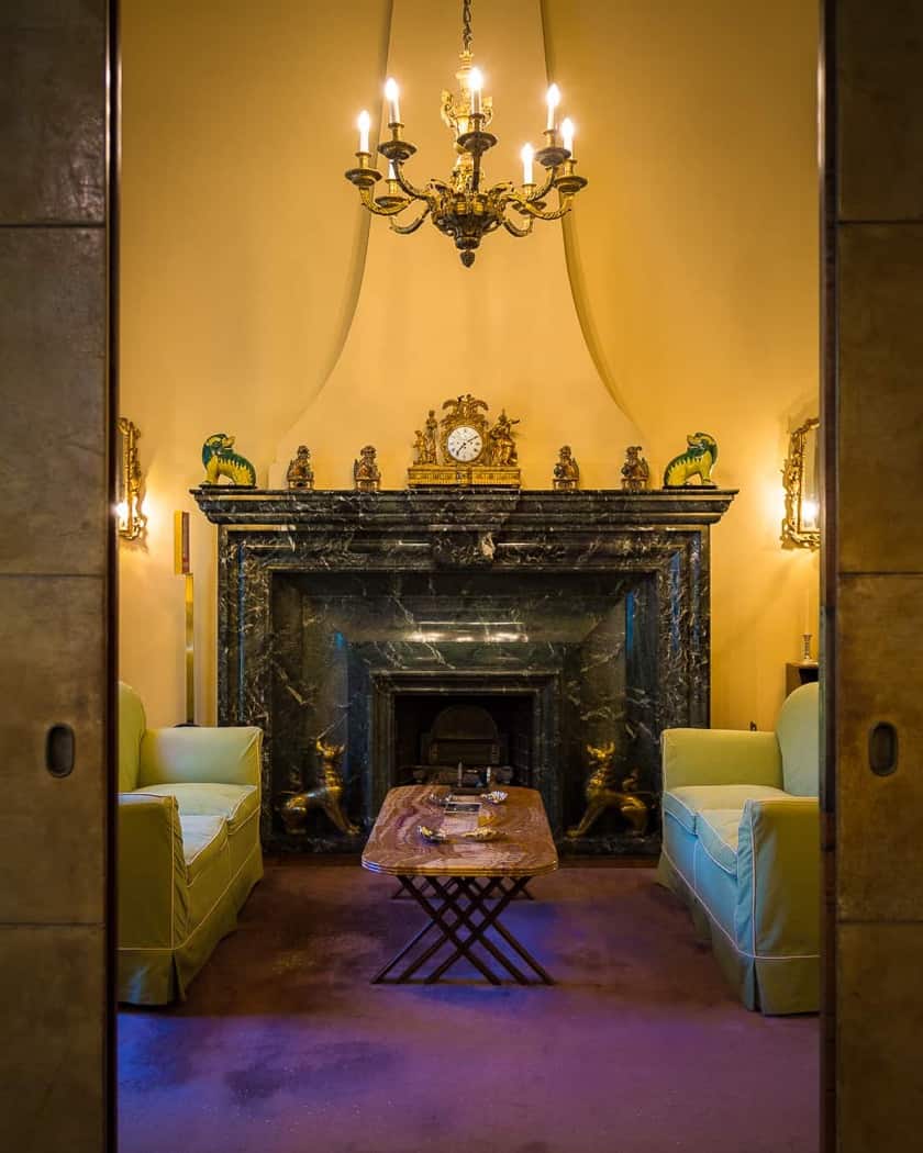 Salone luminoso di Villa Necchi Campiglio arredato con eleganza anni ’30