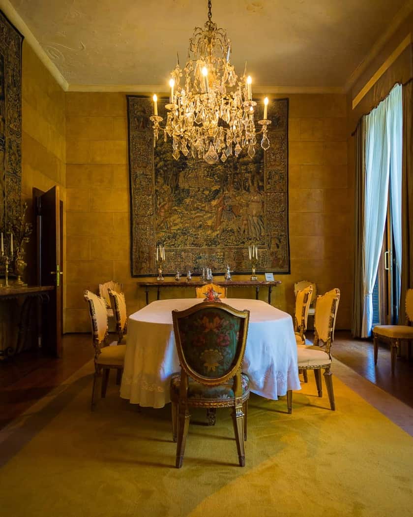 Sala da pranzo di Villa Necchi Campiglio con arredi originali e atmosfere storiche